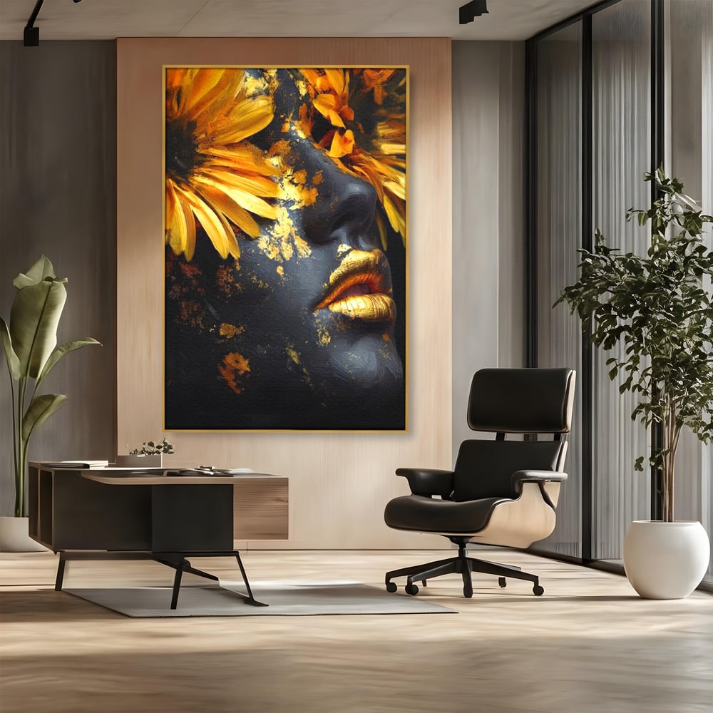 Tablou canvas cu tablou canvas cu portret feminin si foita aurie, in rama de aluminiu auriu, pe perete intr-un birou